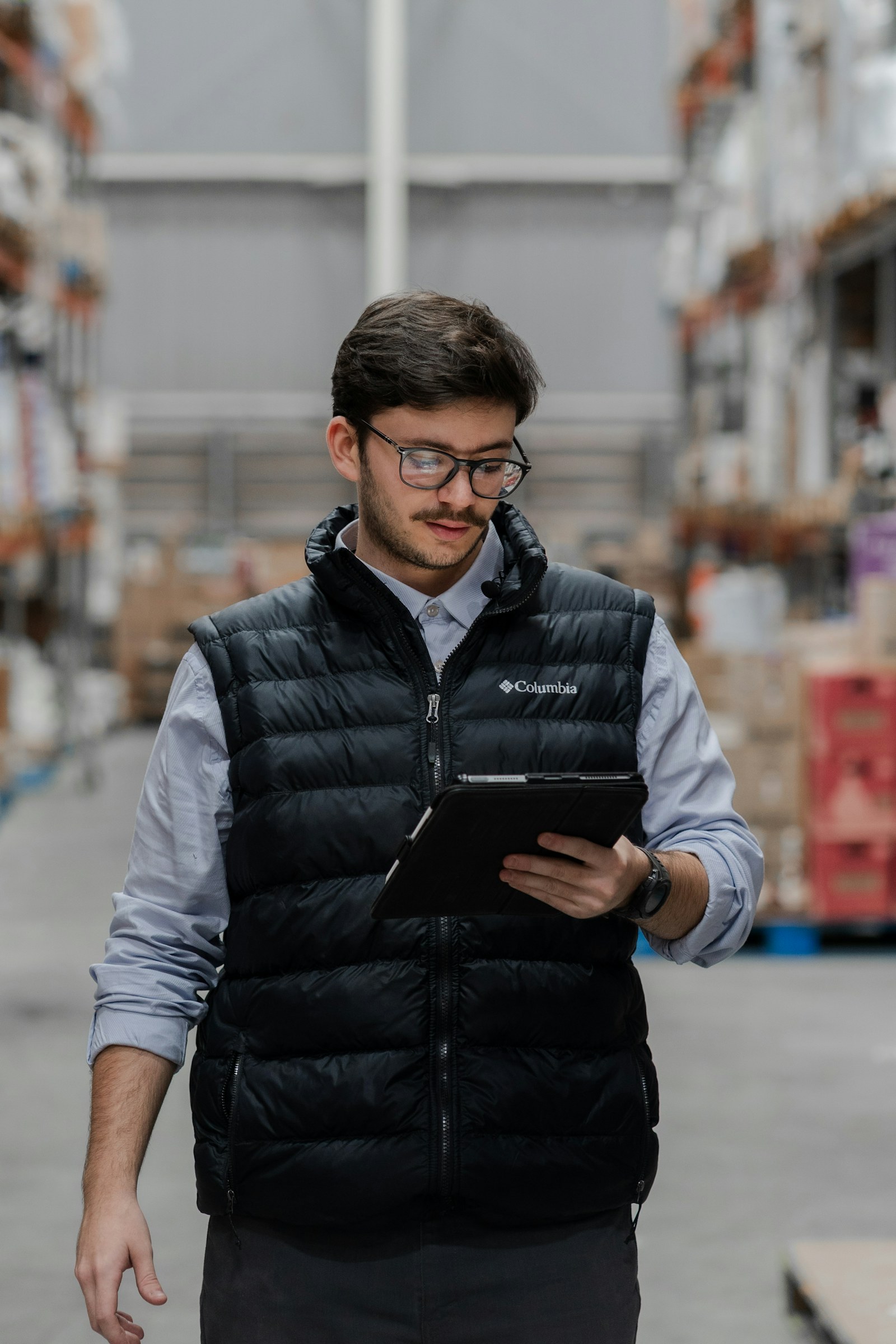 Responsable recorriendo el depósito con una tablet